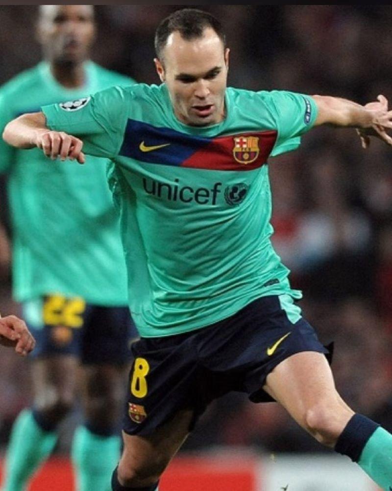 BARCELLONA 2010-11 Andres Iniesta (away) - Urbn Football